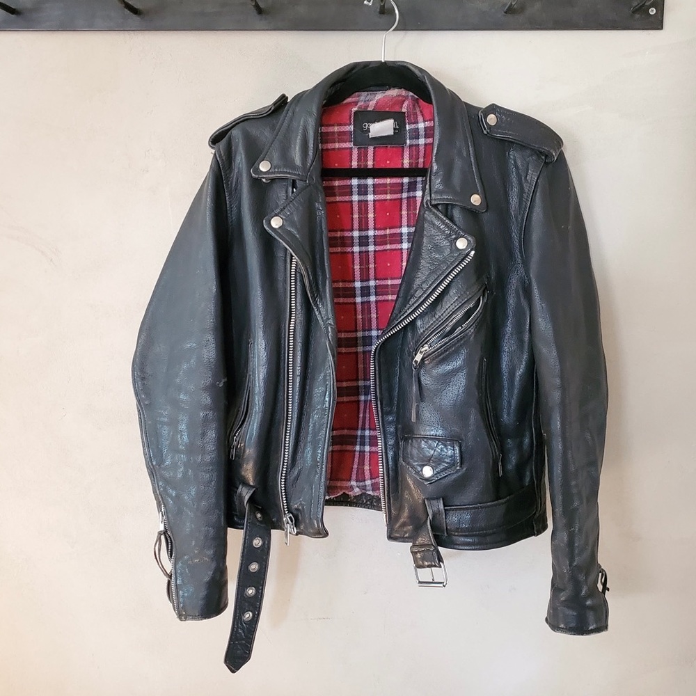 Leather jacket, heavy. Some signs of wear, cool vintage jacket. Size 38